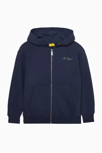 كنزة بغطاء رأس بسحّاب وشعار الأسهم ومسطرة