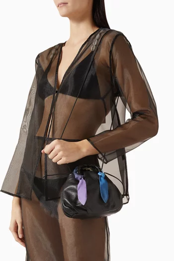 حقيبة بومبون صغيرة مزينة بوشاح جلد