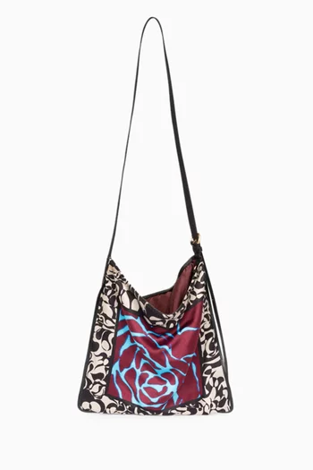 حقيبة يد كبيرة مزينة بوشاح