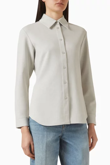 قميص بقصة ضيقة