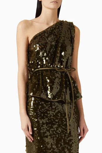 بلوزة بكتف مكشوف مطرزة بالترتر