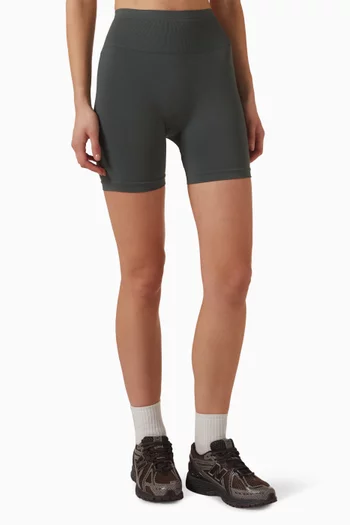 شورت قصير بدون حياكة