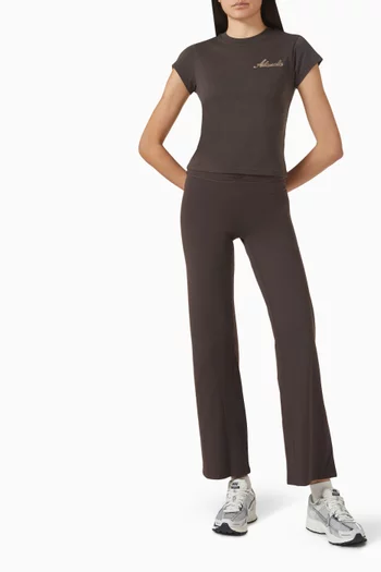 تي شيرت بقصة ضيقة وشعار الماركة قطن وجيرسيه