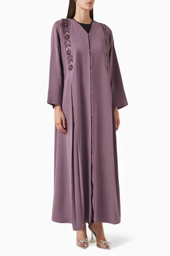 عباية مقسمة لأجزاء مزينة بتطريزات بالكريستال