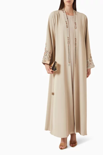 عباية بتطريزات بالخيوط والخرز