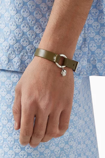 سوار بحلقة وحلية جمجمة