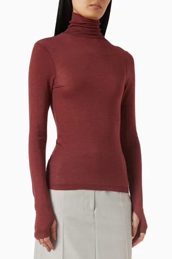 سترة بياقة عالية وفتحات للإبهام