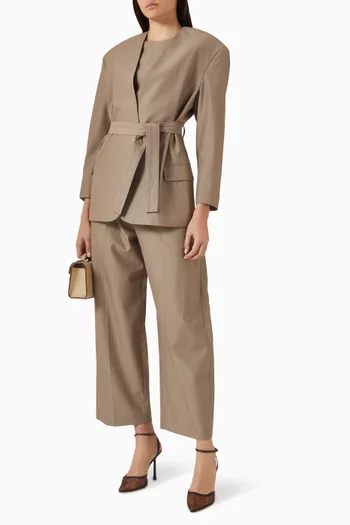 جاكيت بفتحة رقبة بدون ياقة وحزام