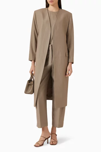 بلوزة بأكتاف مبطّنة