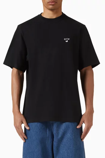 تي شيرت بشعار الماركة وقلب قطن