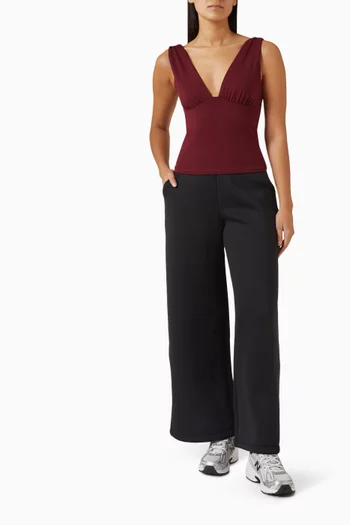 بلوزة 365‏ بفتحة رقبة عميقة وكشكش