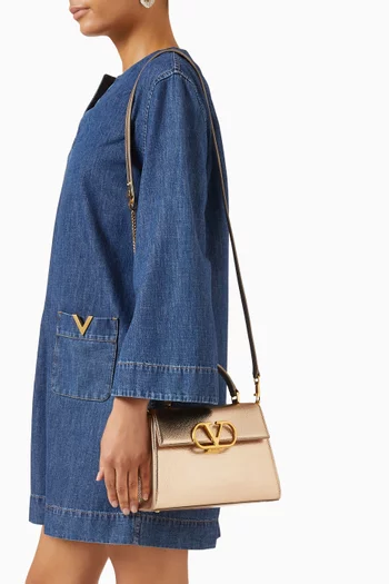 حقيبة يد صغيرة بشعار حرف V جلد عجل لامع بارز الملمس