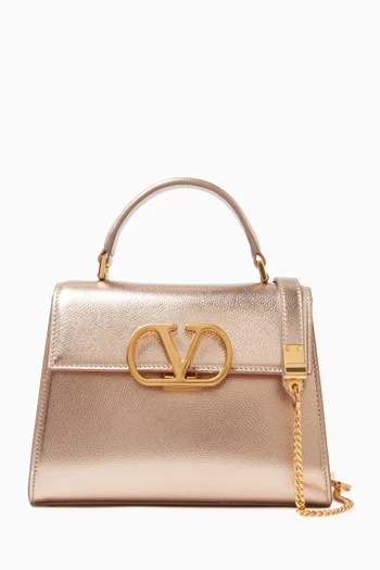 حقيبة يد صغيرة بشعار حرف V جلد عجل لامع بارز الملمس