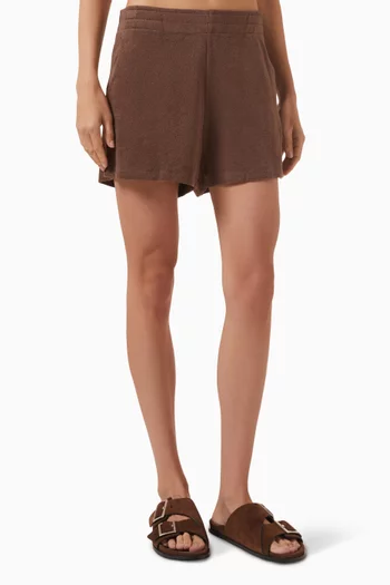 شورت مطرز بشعار الماركة قماش تيري