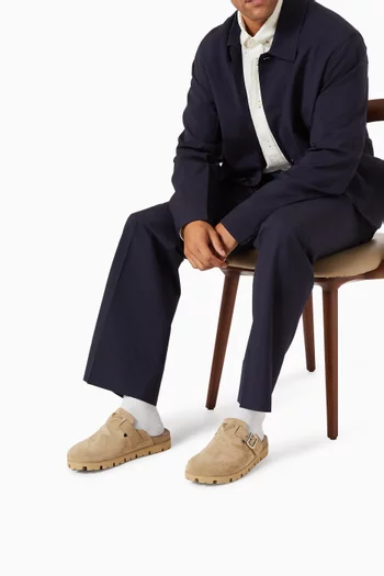 حذاء مفتوح من الخلف بشعار الماركة شمواه