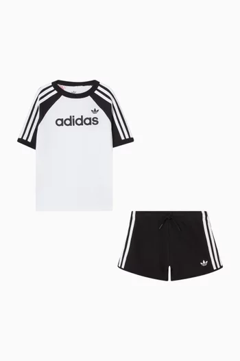 طقم تي شيرت بشعار الماركة وشورت جيرسيه