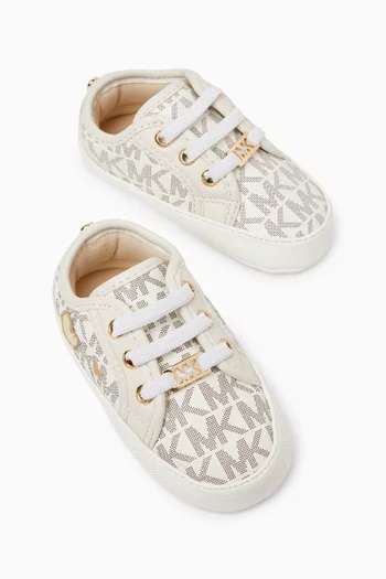 سنيكرز بريتانيا بنقشة قلوب 