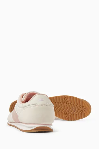 سنيكرز بأربطة وشعار الماركة