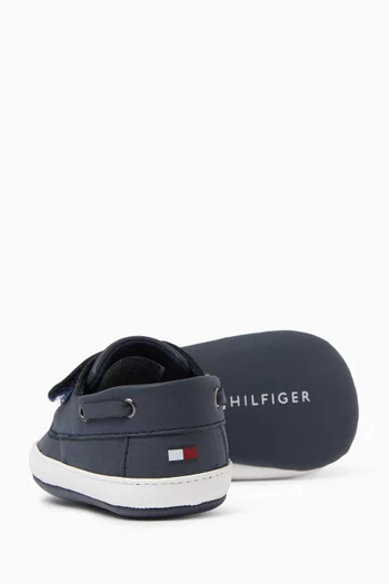 سنيكرز بشريط فيلكرو بشعار الماركة