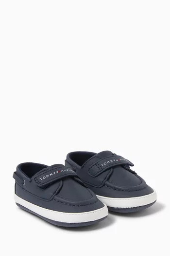 سنيكرز بشريط فيلكرو بشعار الماركة