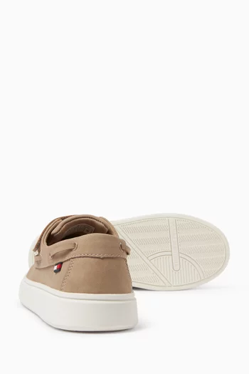 سنيكرز بشريط فيلكرو بشعار الماركة