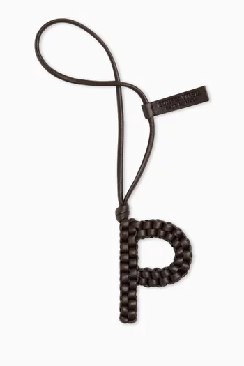 حلية بتصميم حرف A جلد نابا مجدول