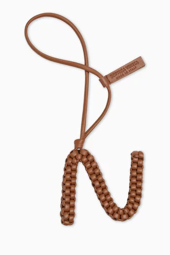 حلية بتصميم حرف A جلد نابا مجدول