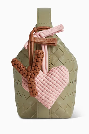 حلية بتصميم حرف A جلد نابا مجدول