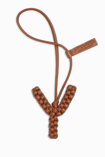 حلية بتصميم حرف A جلد نابا مجدول