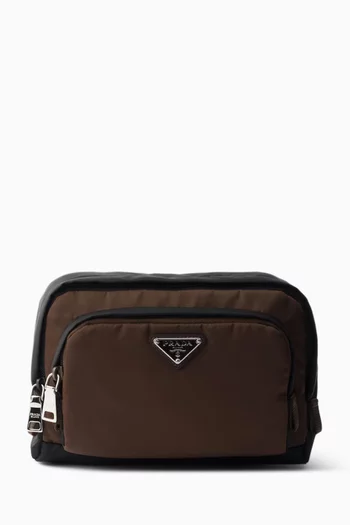 حقيبة صغيرة بشعار الماركة نايلون معاد تدويره