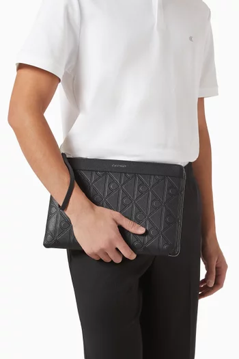 حقيبة صغيرة محفورة بشعار الماركة وسحّاب