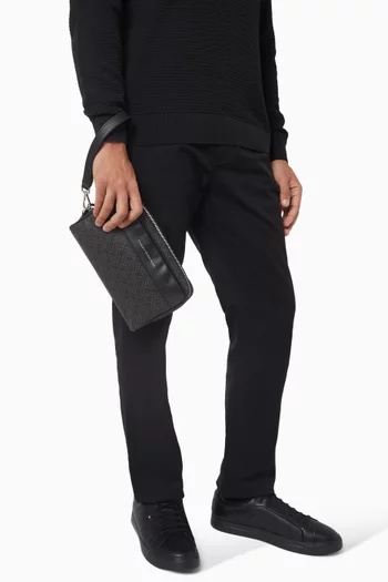 حقيبة صغيرة بنقشة شعار العلم المميز للماركة