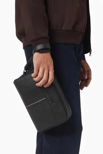 حافظة بشعار الماركة وسحّاب في المنتصف جلد صناعي