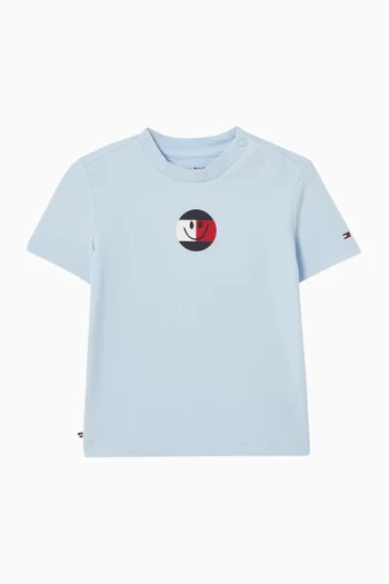 تي شيرت بطبعة شعار العلم ووجه مبتسم 