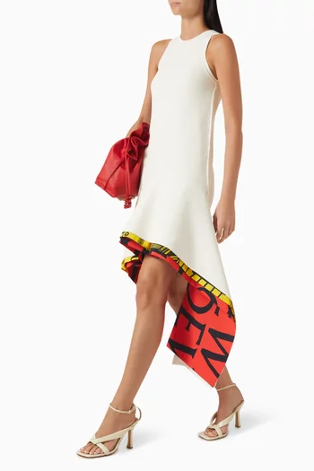 فستان ببطانة بشعار الماركة وحافة غير متماثلة