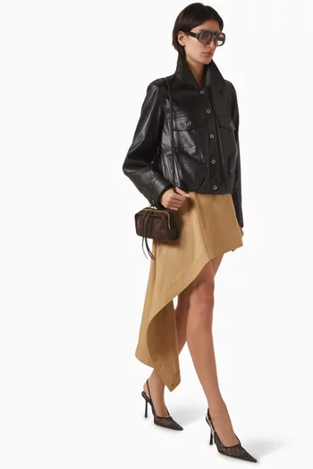 تنورة قصيرة بحافة غير متماثلة