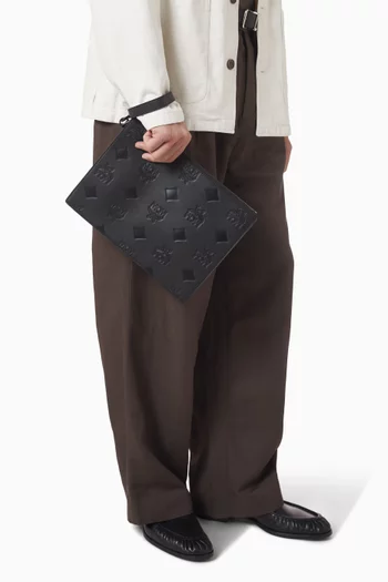 حقيبة صغيرة أرين متوسطة بحمالة معصم ونقشة أحرف الماركة بحجم كبير جلد