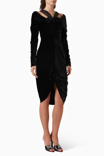 فستان بعقدة كبيرة وحمالات من أورجانزا مخمل