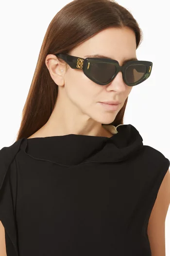 نظارة شمسية بتصميم هندسي بشعار الماركة وإطار أسيتات