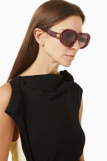 نظارة شمسية بتصميم هندسي بشعار الماركة وإطار أسيتات