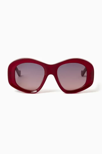 نظارة شمسية بتصميم هندسي بشعار الماركة وإطار أسيتات