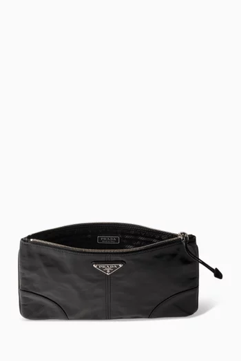 حافظة بحلية مثلثة بشعار الماركة جلد