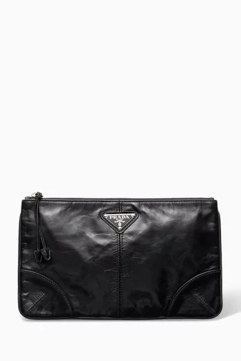 حافظة بحلية مثلثة بشعار الماركة جلد