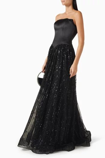 فستان سهرة بتنورة واسعة وتطريزات وقصة بدون حمالات