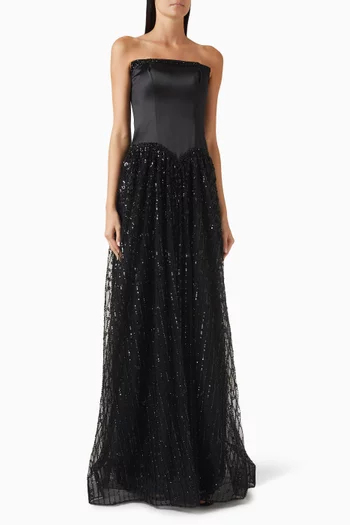 فستان سهرة بتنورة واسعة وتطريزات وقصة بدون حمالات