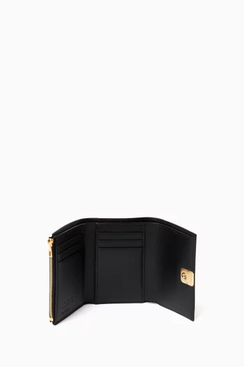 محفظة ثلاثية الطي بشعار الماركة جلد عجل نابا لامع