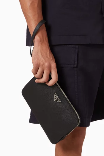 حافظة بحلية مثلثة بشعار الماركة جلد