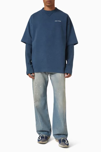 تي شيرت مزين بشعار الماركة وتصميم طبقات قطن