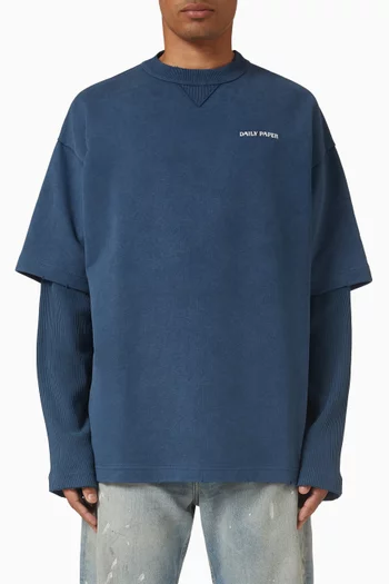 تي شيرت مزين بشعار الماركة وتصميم طبقات قطن