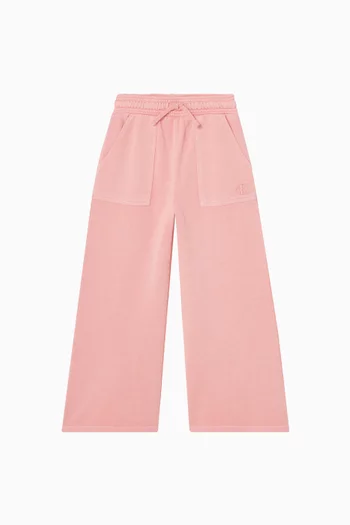 بنطال رياضي بقصة ساقين واسعتين وشعار الماركة